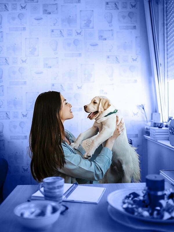 Mujer sosteniendo cachorro