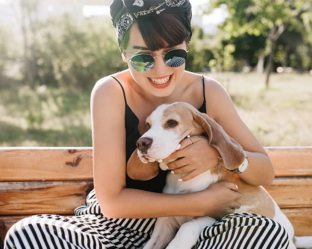 mujer con perro 5-4